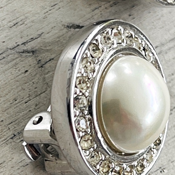 Christian Dior faux Mabe Pearl Clip Earrings  VTG - Picture 2 of 7